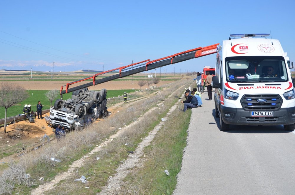 Konya'da tır devrildi! Sürücü hayatını kaybetti