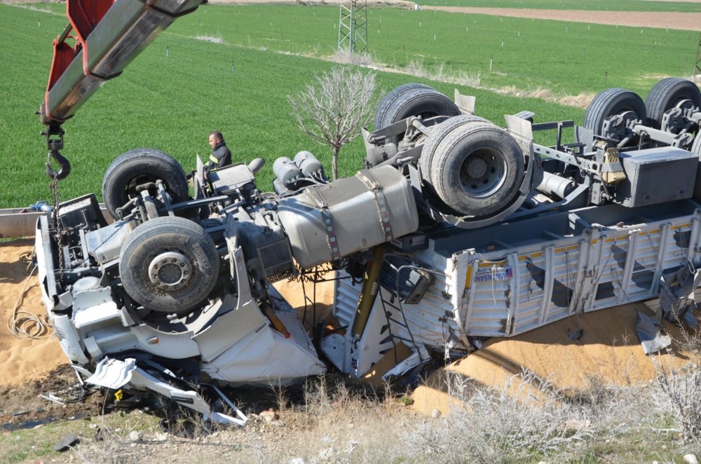 Konya'da tır devrildi! Sürücü hayatını kaybetti