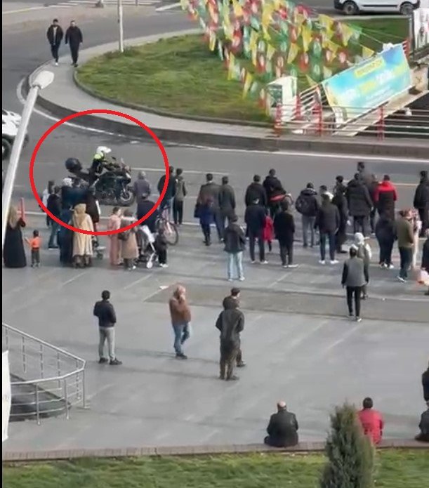 Polislerin üzerine sürdü! Yaşlı adama çarparak kaçtı