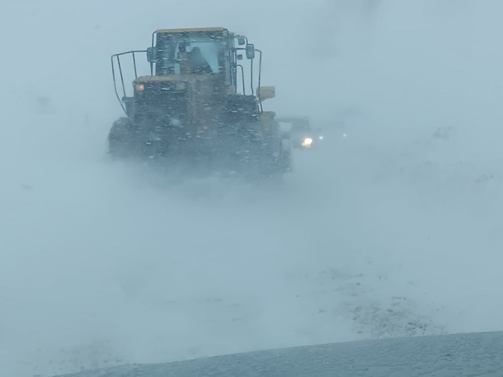 Karda mahsur kalan 8 araç kurtarıldı
