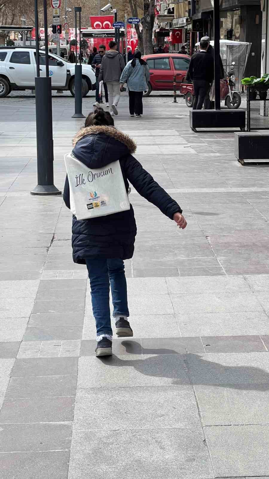 Konya'da 33 bin çocuk hediyelerini almaya başladı