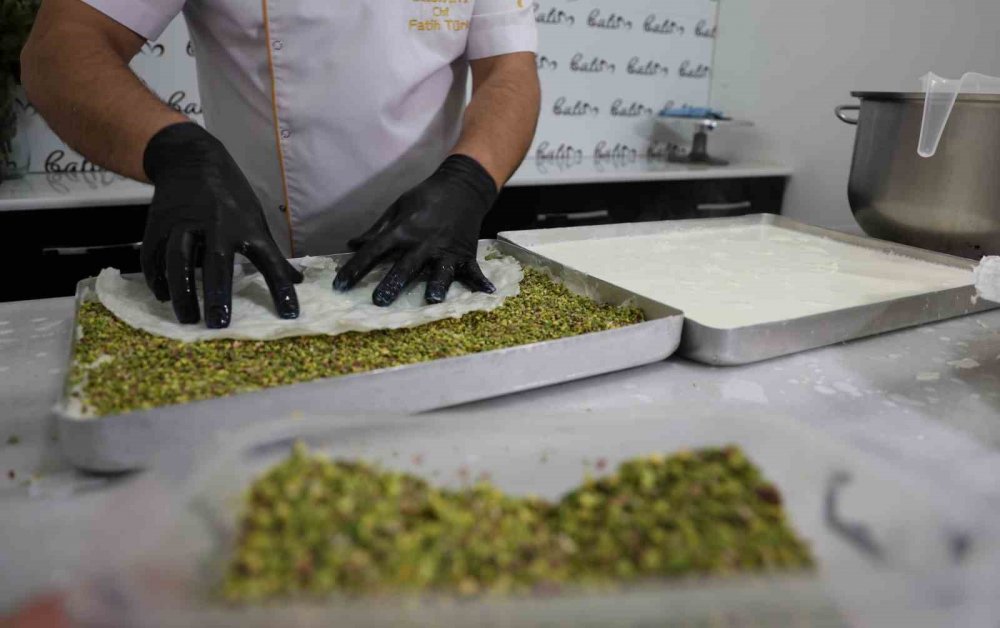 Konya'da ramazan sofralarının en renkli tatlısı için ustalar yoğun mesai harcıyor