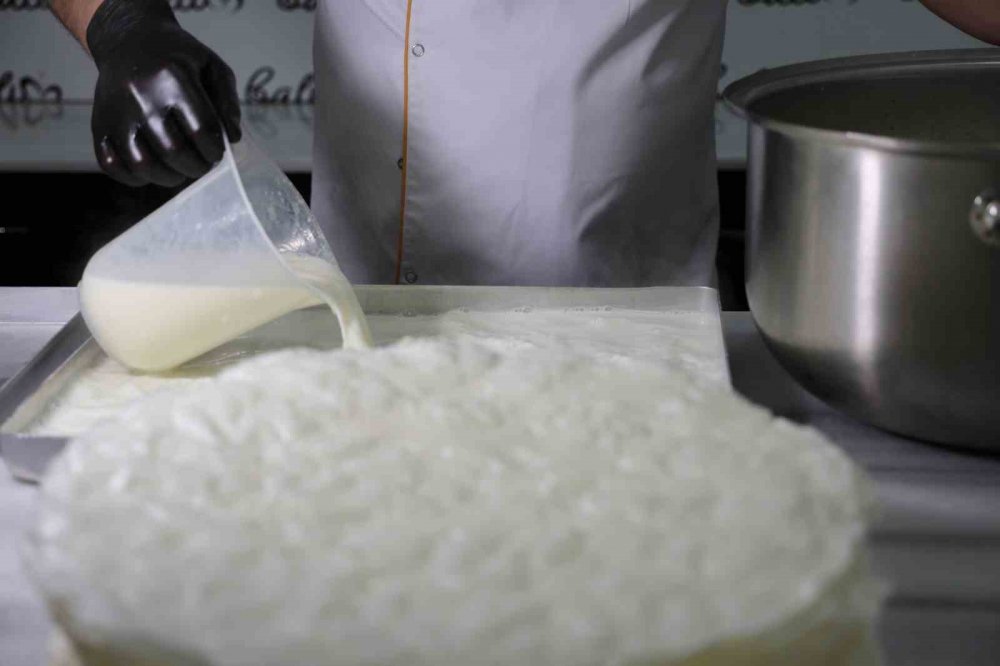 Konya'da ramazan sofralarının en renkli tatlısı için ustalar yoğun mesai harcıyor