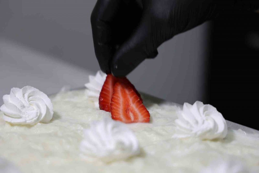 Konya'da ramazan sofralarının en renkli tatlısı için ustalar yoğun mesai harcıyor