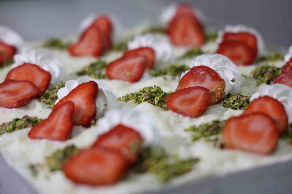 Konya'da ramazan sofralarının en renkli tatlısı için ustalar yoğun mesai harcıyor