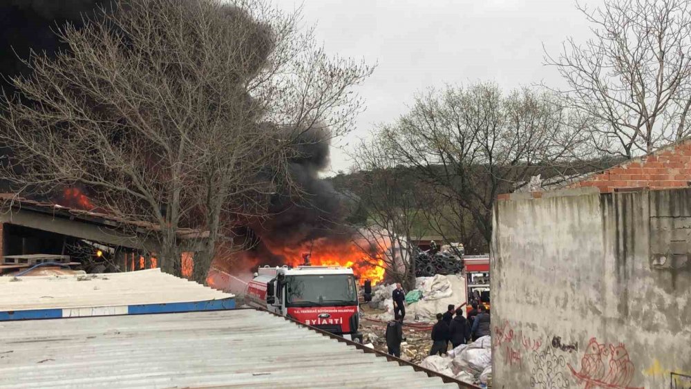 Geri dönüşüm tesisinde yangın: Dumanlar iki ilçeden de görüldü