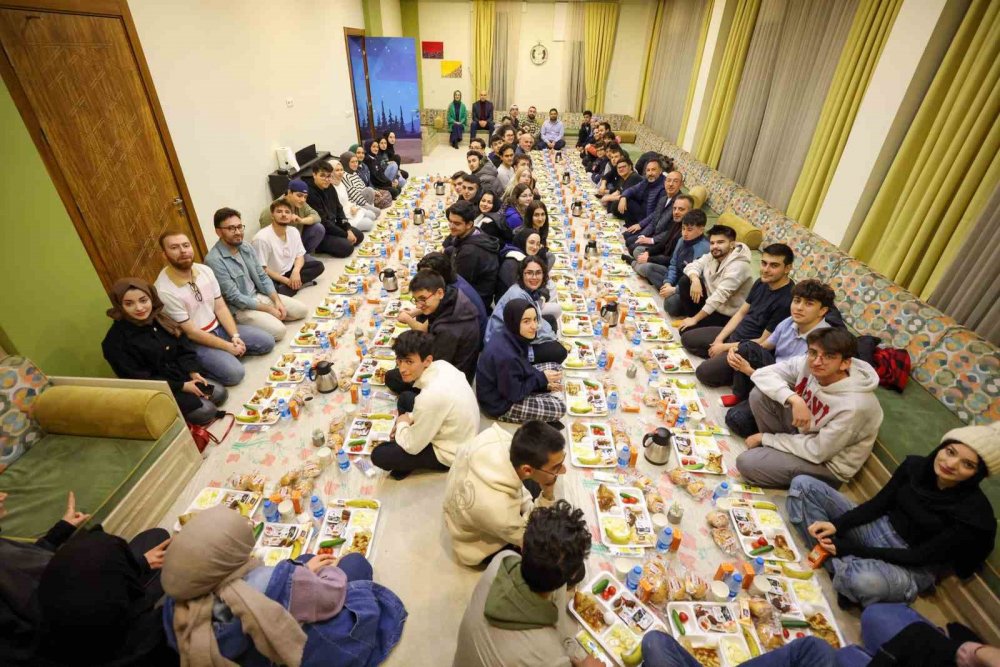 Konya Milletvekili Özer ve Başkan Kavuş sahurda gençlerle buluştu