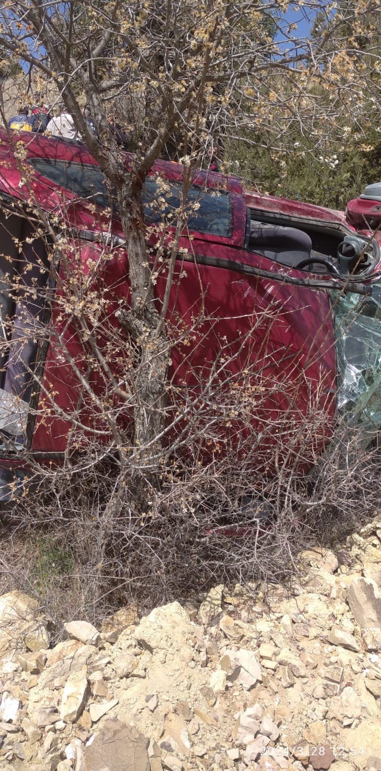 Şarampole devrilen otomobildeki karı-kocayı ölüm ayırdı