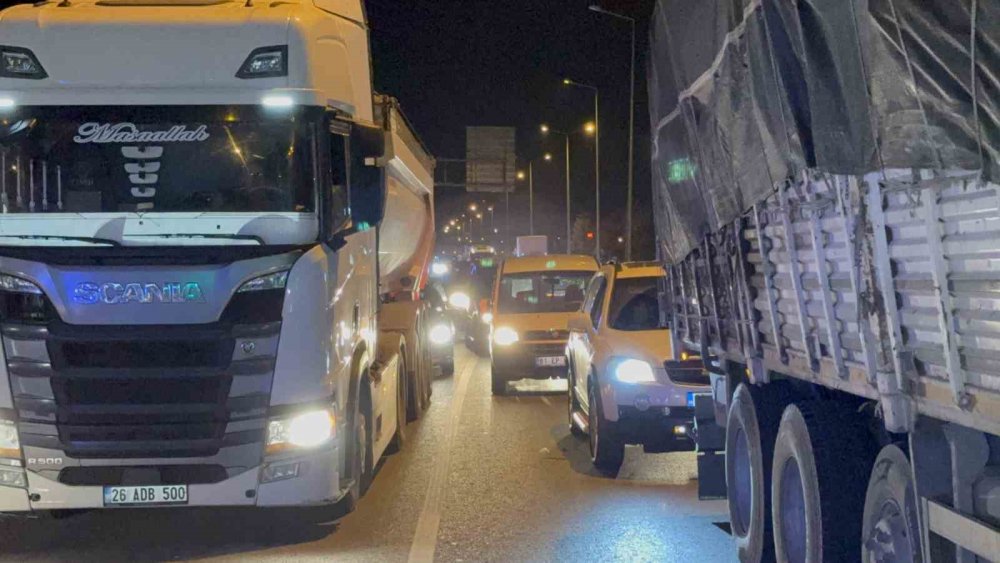 Otomobil kırmızı ışıkta bekleyen minibüse çarptı: 1 yaralı