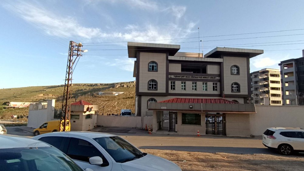 Akaryakıt tankerinde 2'si ölü 52 kaçak göçmen bulundu