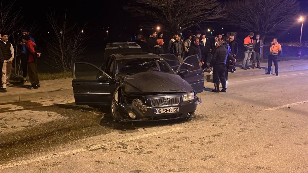 İki ağacı kökünden söken otomobil, karşı şeride uçtu: Sürücünün burnu bile kanamadı