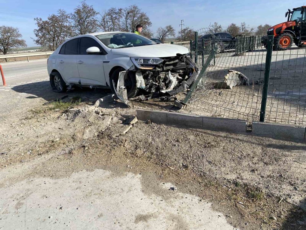 Konya’da kontrolden çıkan otomobil demir çitlere çarptı: 2 yaralı