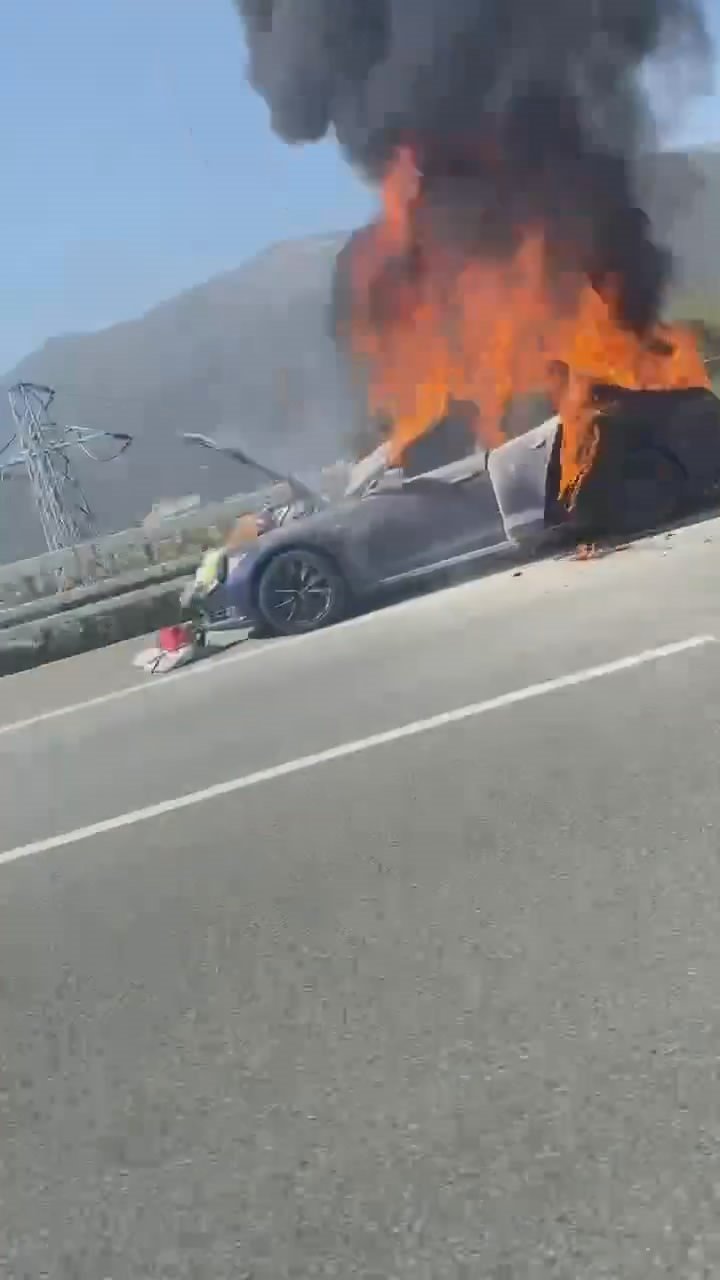 Tesla marka elektrikli otomobil alev alev yandı