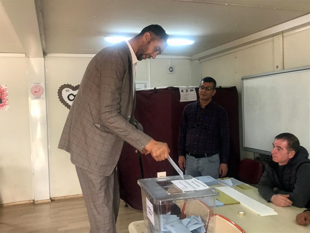 Dünyanın en uzun adamı Sultan Kösen, oyunu kullandı