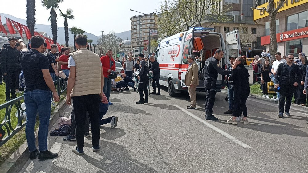 Yaya geçidinde otomobilin çarptığı anne öldü, 2 kızı yaralandı