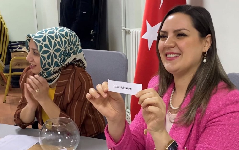 2 adayın eşit oy aldığı sandıkta, muhtar kura ile belirlendi
