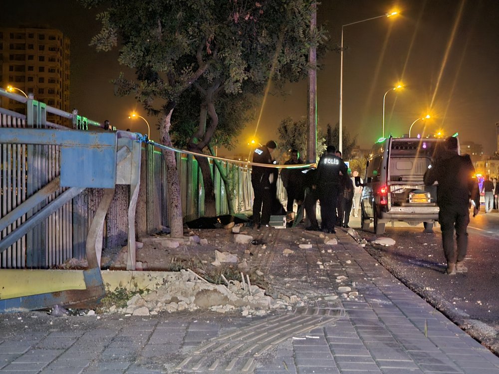 Motosiklet, ağaca ve direğe çarptı: 2 genç hayatını kaybetti