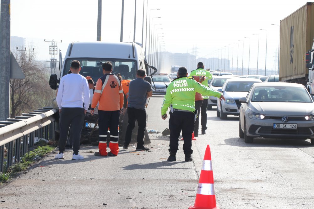 Kayseri'de kamyon, servis minibüslerine çarptı: 1'i ağır, 10 işçi yaralı