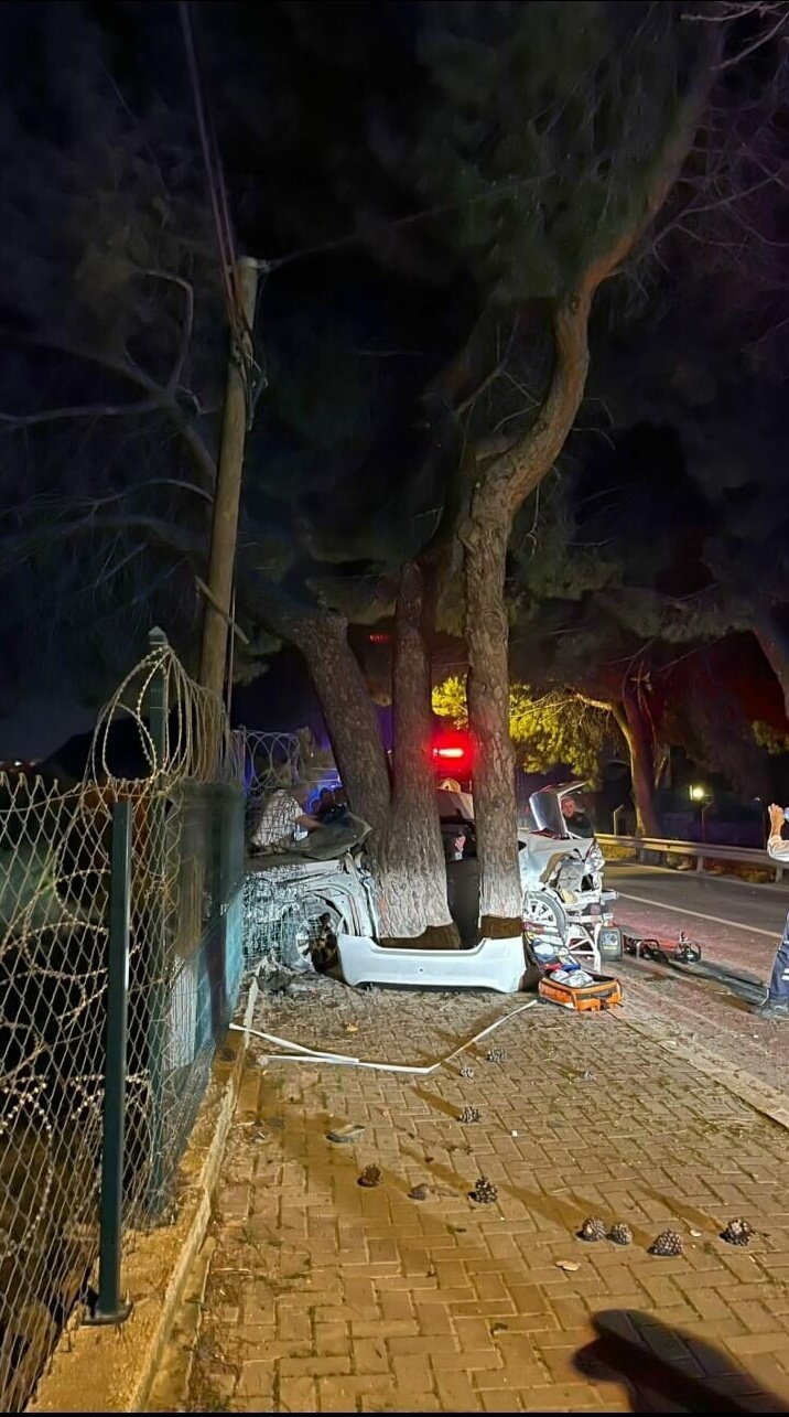 Otomobil önce otobüse sonra ağaca çarptı: 2 ölü, 1 ağır yaralı