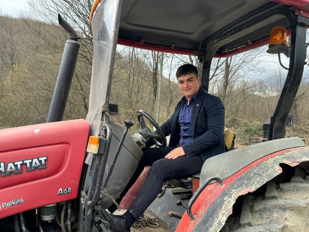 4 rakibini geçerek 20 yaşında köyüne muhtar oldu