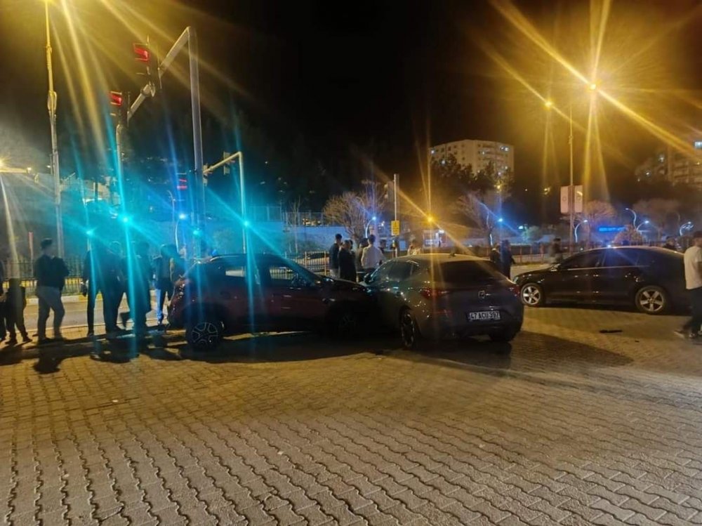 Alkollü sürücü, yaya ve park halindeki araca çarptı: 1 yaralı