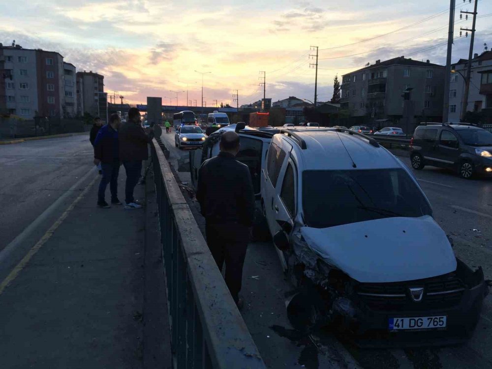 Hafif ticari araçla çarpışan kamyonet devrildi: 2 yaralı