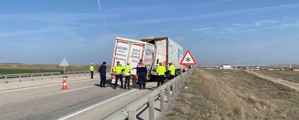 Konya'da kamyonet tıra arkadan çarptı: Kamyonet sürücüsü hayatını kaybetti!