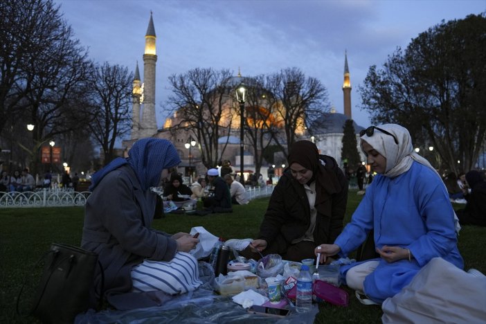 aa-20240311-33961517-33961514-istanbulda-ilk-iftar-yapildi.jpg