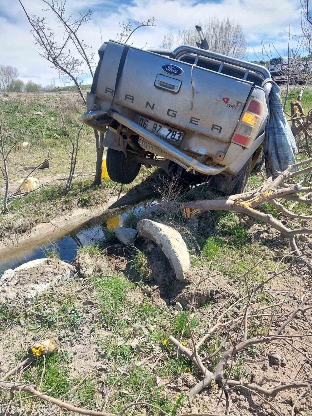 Konya'da kamyonet tarlaya takla attı! Sürücü yaralandı