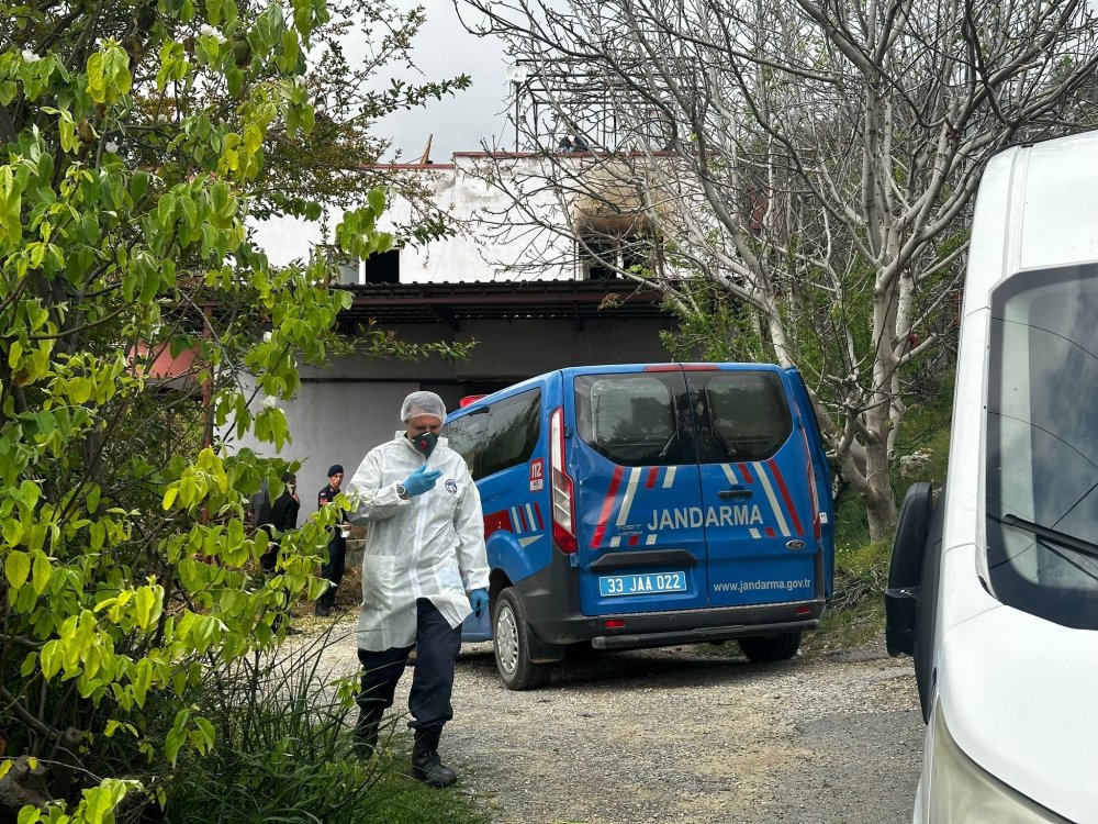 Mersin'de anne-oğul evde, baba otomobilinde yanmış bulundu!