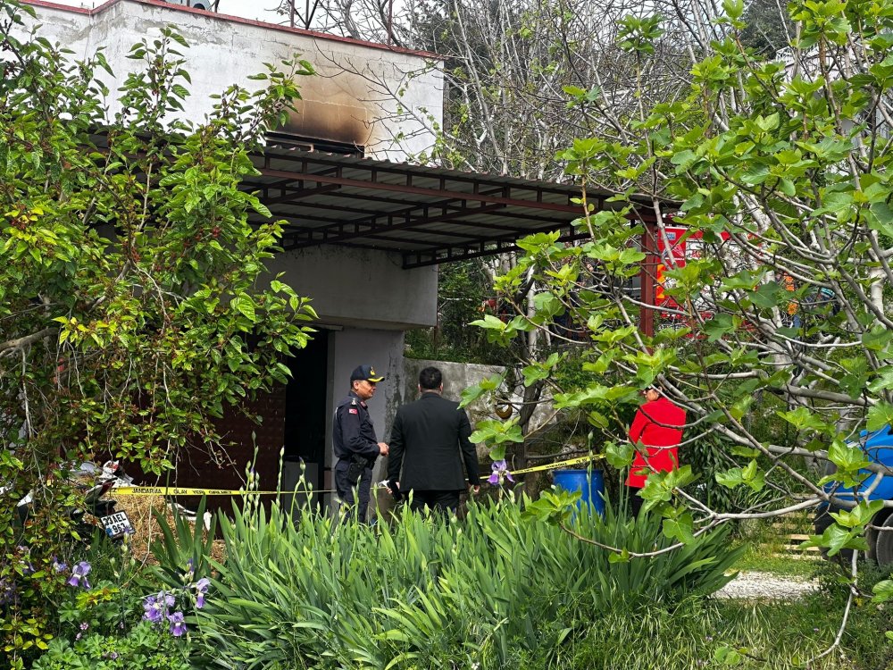 Mersin'de anne-oğul evde, baba otomobilinde yanmış bulundu!