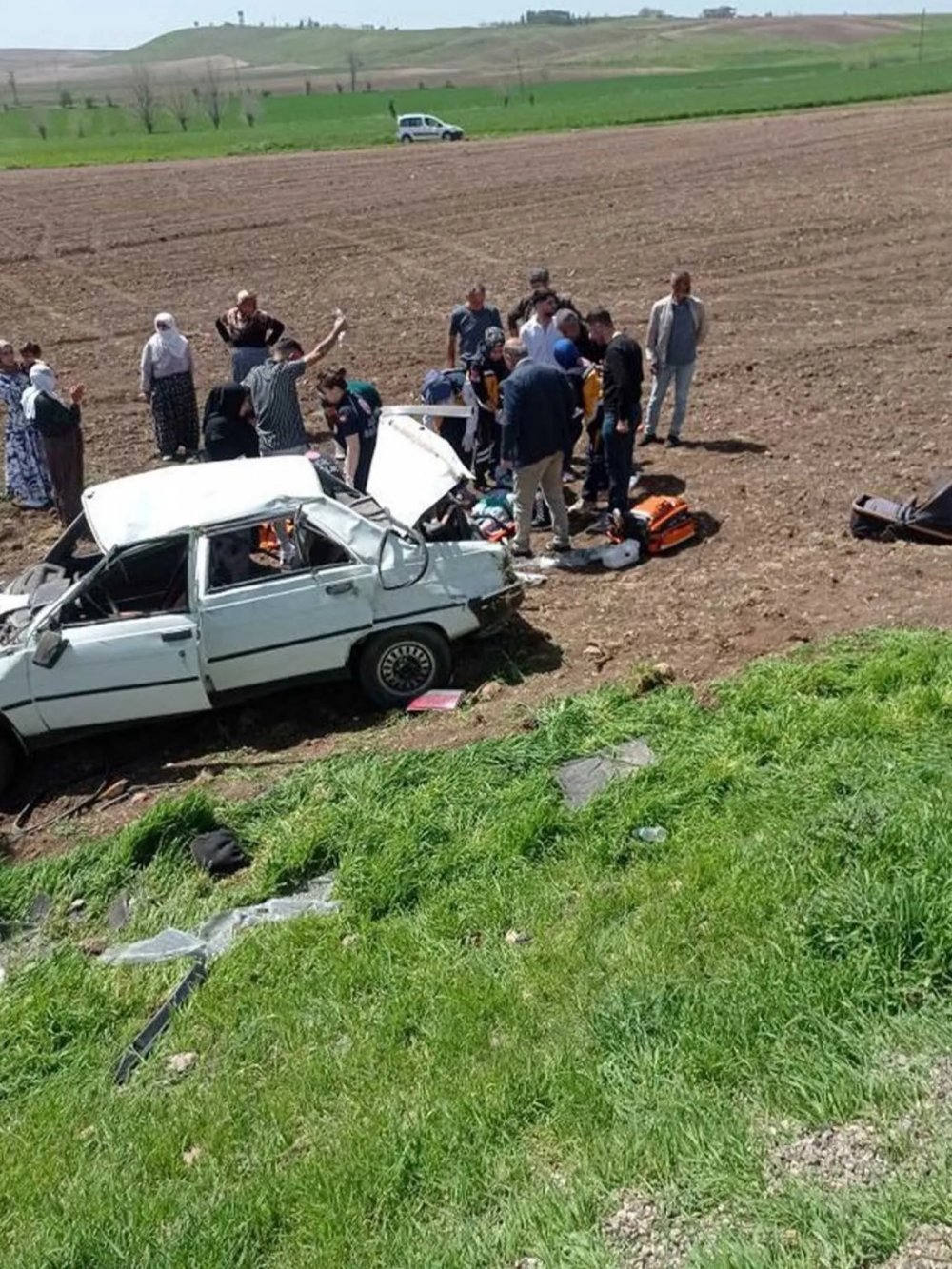 Diyarbakır’da otomobil şarampole yuvarlandı: 6’sı çocuk 9 yaralı