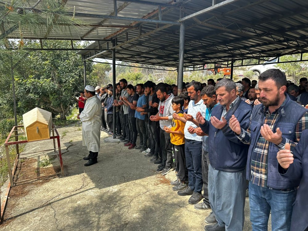 Mersin'de yangınlarda ölen 3 kişilik aile, yan yana toprağa verildi