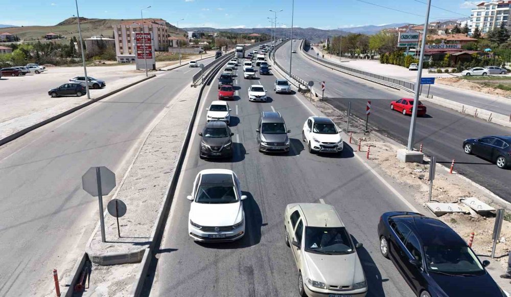43 ilin geçiş güzergahında trafik yoğunluğu