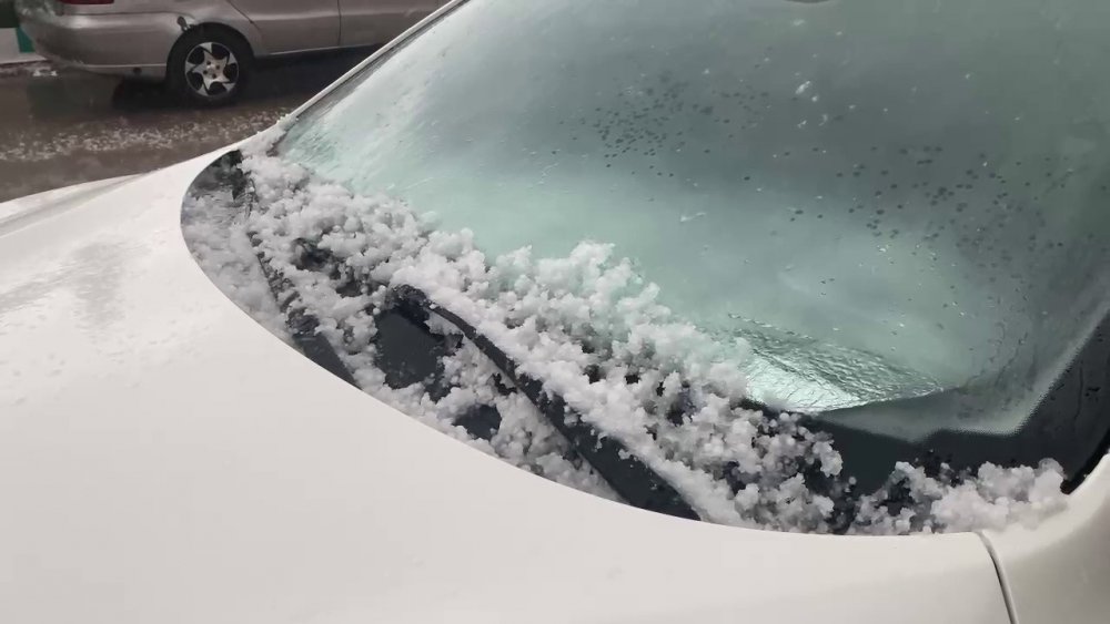 Dolu yağışı beyaza bürüdü