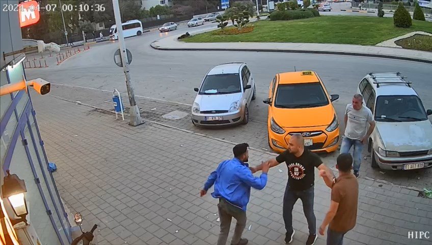 'Yan baktın' kavgası kamerada