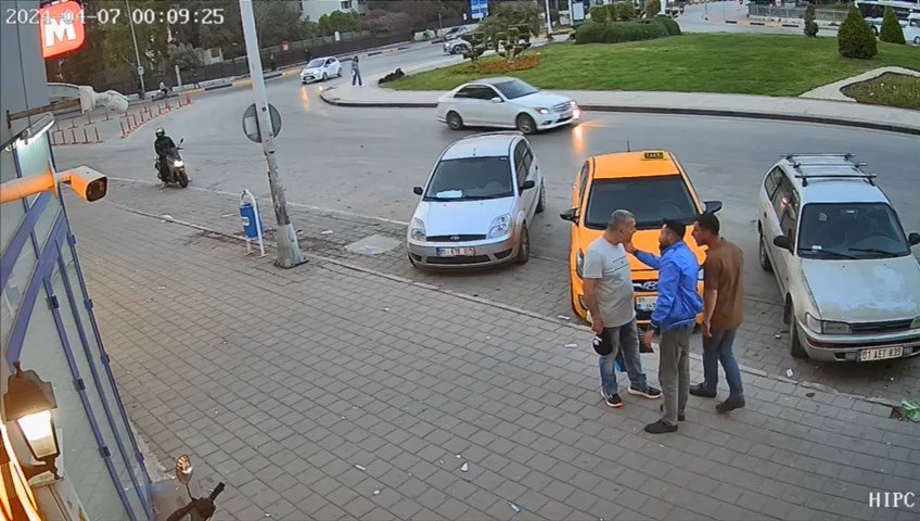 'Yan baktın' kavgası kamerada