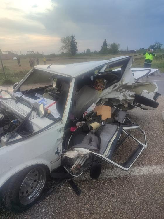 İki aracın çarpıştığı kazada Tofaş adeta kağıt gibi ezildi: 1’i ağır 4 yaralı