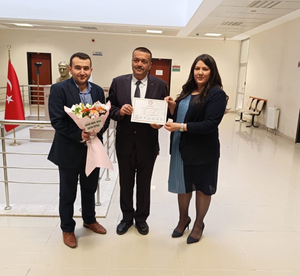 Konya'da seçimi kazanan muhtarı zafere taşıyan pankart