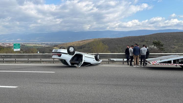 TEM’de otomobil takla attı: 2 yaralı