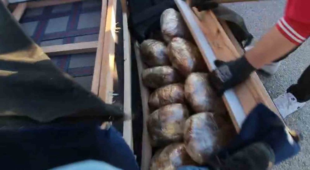 Çekyatın içi uyuşturucu deposu çıktı