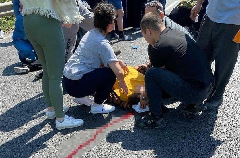 Feci kaza; otomobil kadınlara çarptı