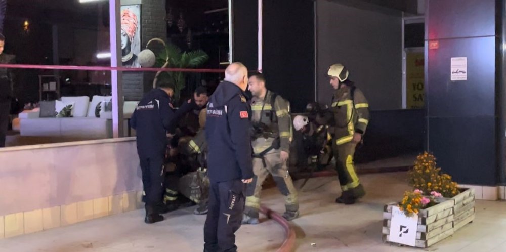 İş merkezinin çatısı alev alev yandı