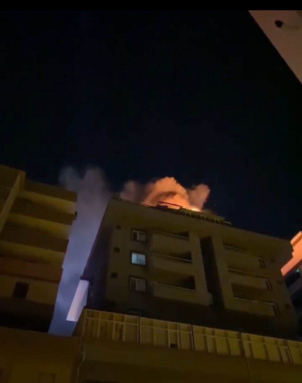 İş merkezinin çatısı alev alev yandı