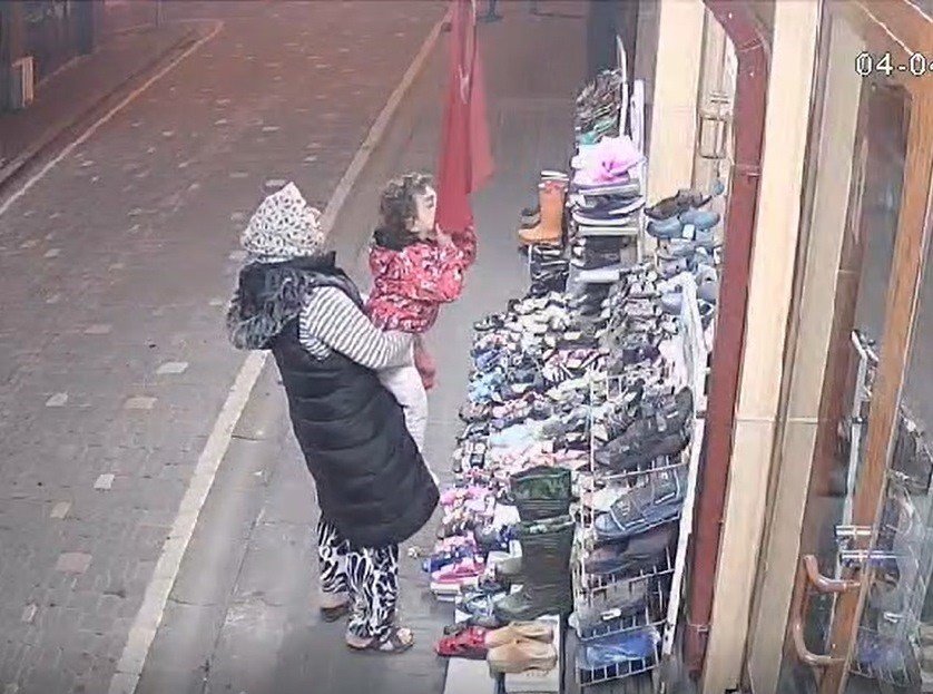 Konya'da duygulandıran görüntü...Depremzede çocuk gönülleri fethetti