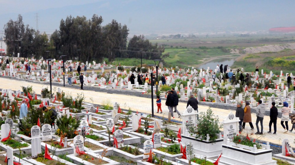 Bakan Koca, Hatay'da: Acıları içimizde ama umutlarımız hep taze