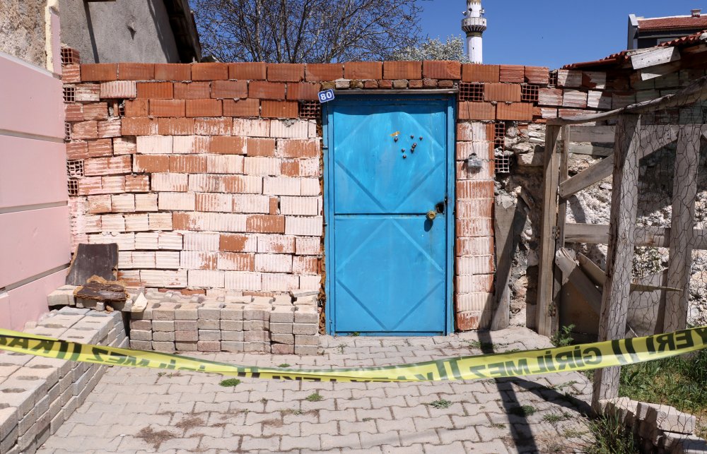 Eski eşinin kocasını ve annesini tüfekle yaralayıp, kaçtı