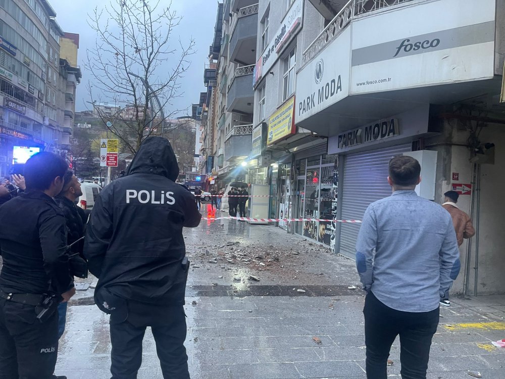 7 katlı binadan başına beton parçası düştü