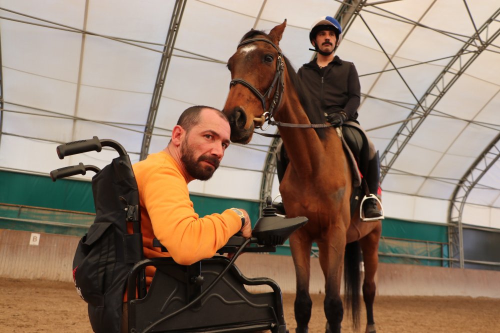 Attan düşüp gözlerini kaybeden jokeye destek