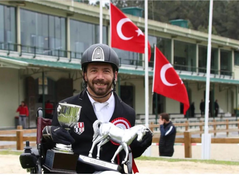 Attan düşüp gözlerini kaybeden jokeye destek